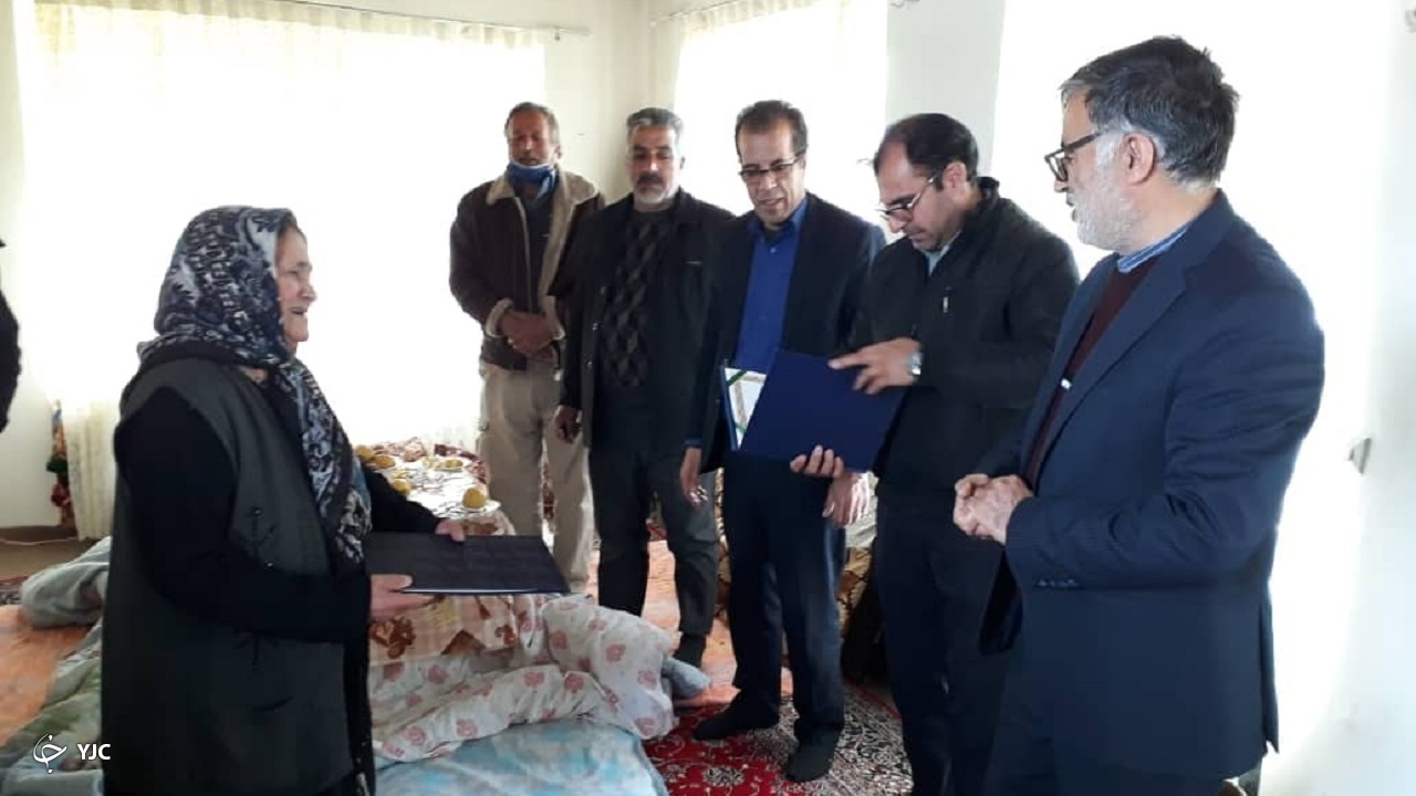 تجلیل از "خاله عذری" مادر هنرمند ۸۰ ساله در خمین