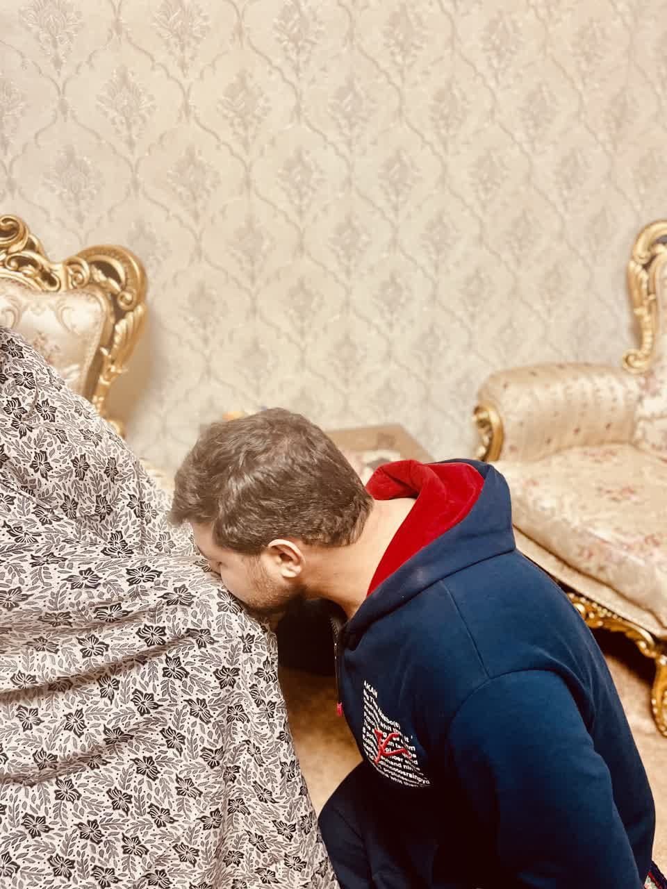 گرامیداشت روز مادر راه اندازی پویش بوسه در دستان مادر توسط بسیجیان