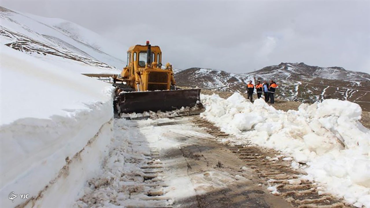 تلاش برای بازگشایی راه ۱۲ روستای مهاباد ادامه دارد