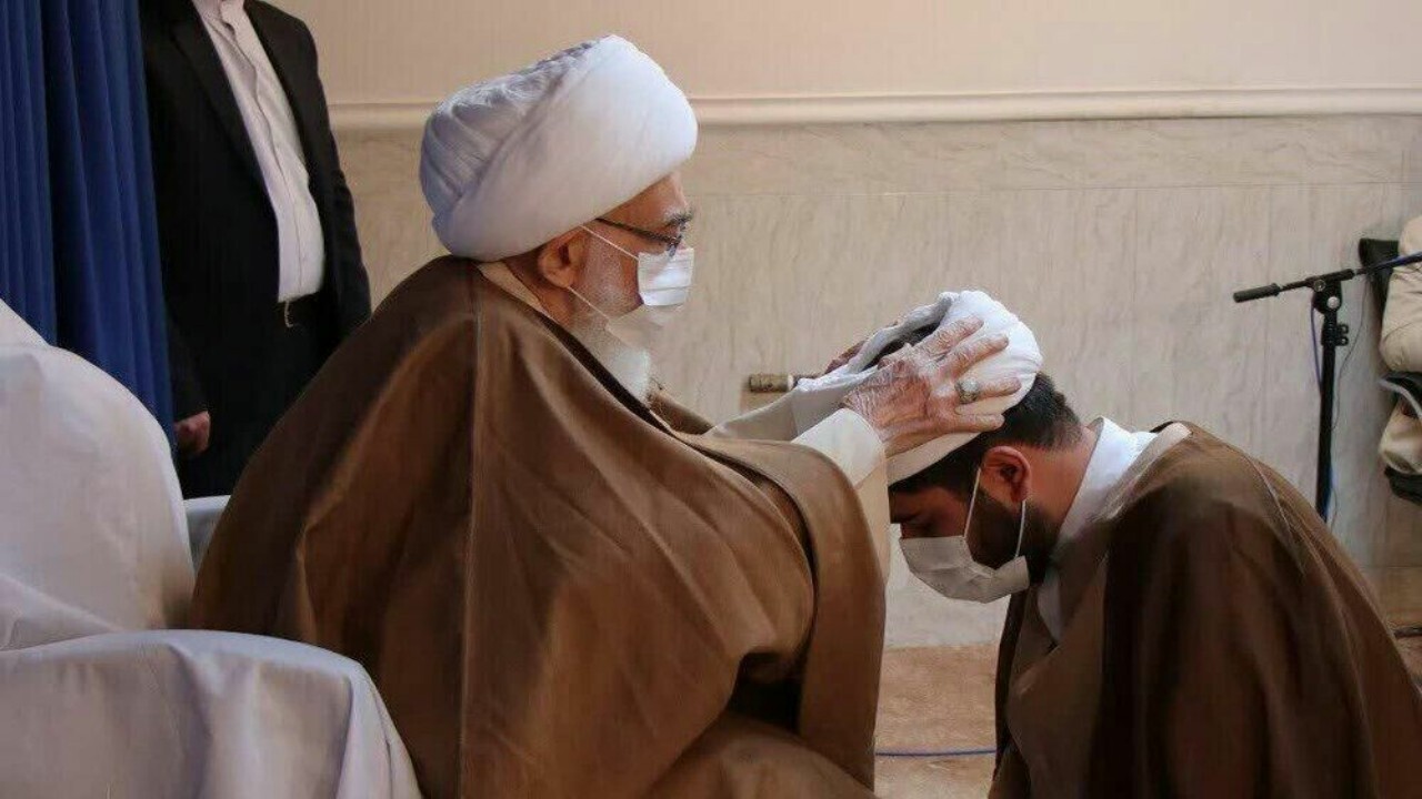 ملبس شدن جمعی از طلاب به دست آیت الله نوری همدانی