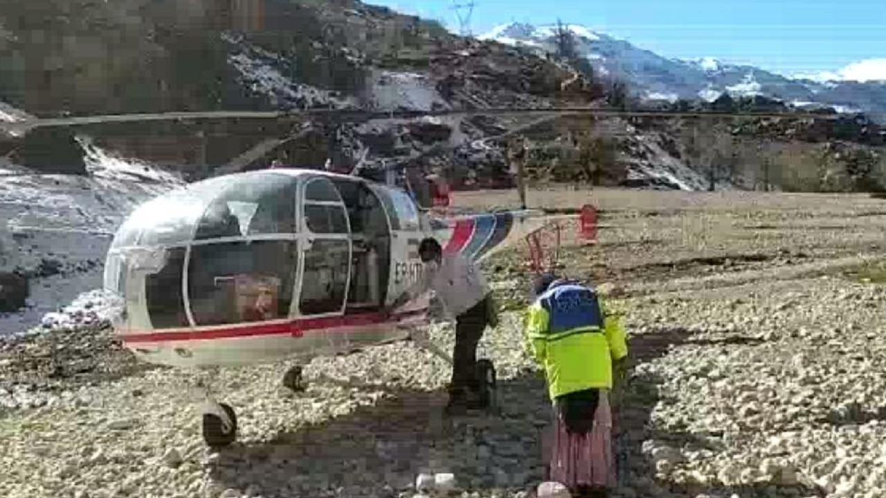 کمک کارشناسان اورژانس به مادر باردار در منطقه صعب العبور اردل