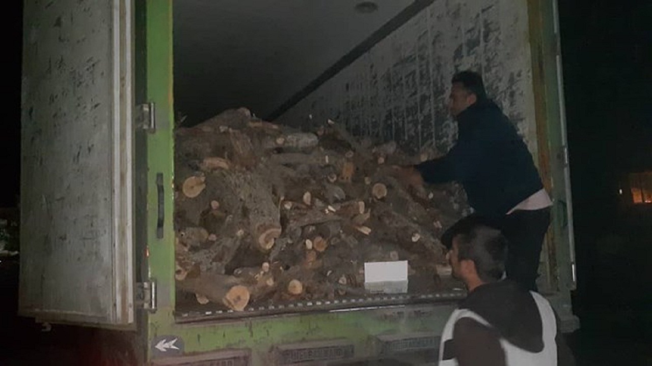 کامیون حامل هیزم قاچاق در جاده یاسوج_ اصفهان توقیف شد