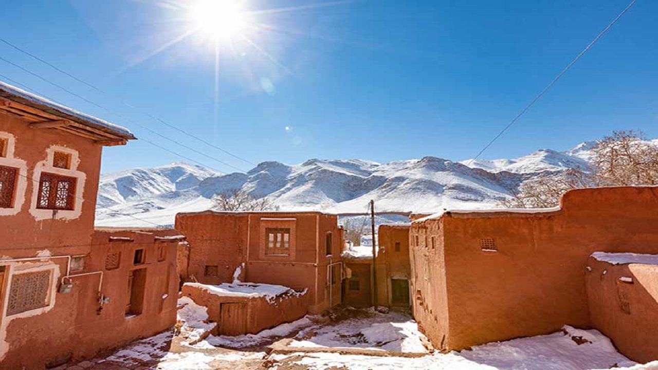 گذر از کوچه پس کوچه‌های ابیانه در یک روز زمستانی + فیلم