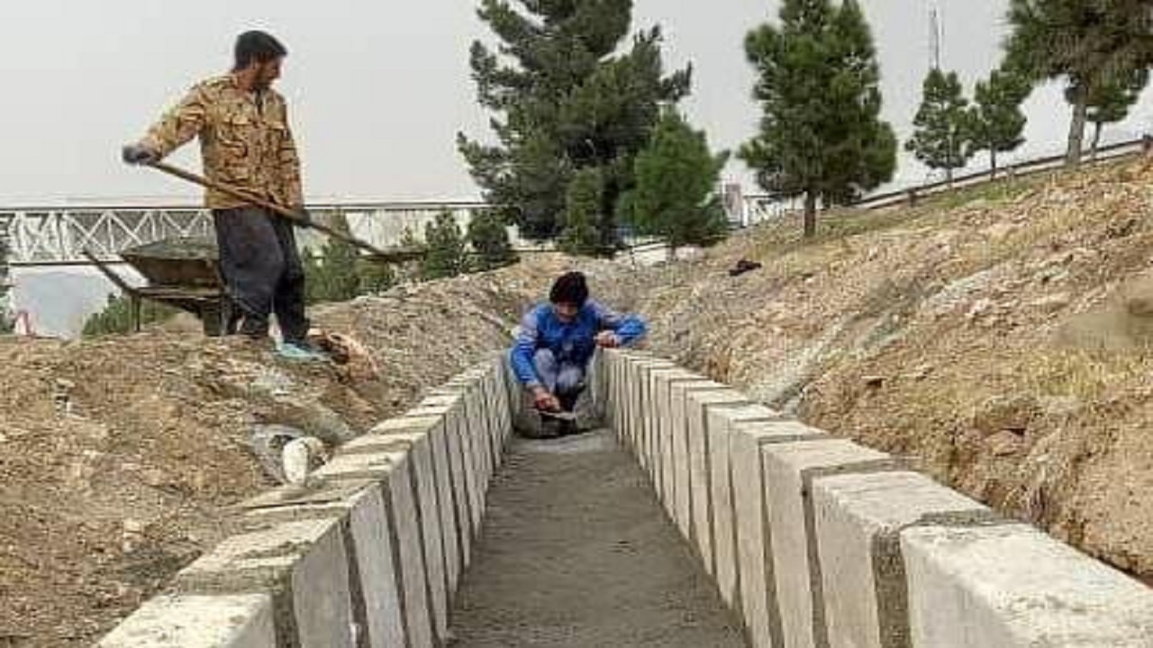 احداث نهر جمع آوری آب های سطحی در شهرک احمدیه