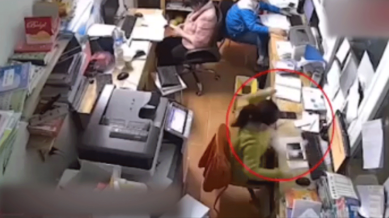 آتش گرفتن موبایل یک زن در محل کار + فیلم