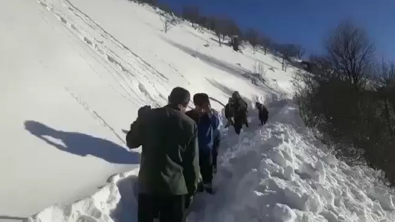 بازگشایی جاده با همت اهالی روستای پرچکوه + فیلم