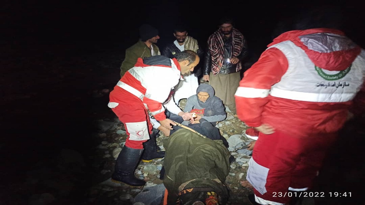 نجات ۲زن باردار گرفتار سیلاب در ریگان