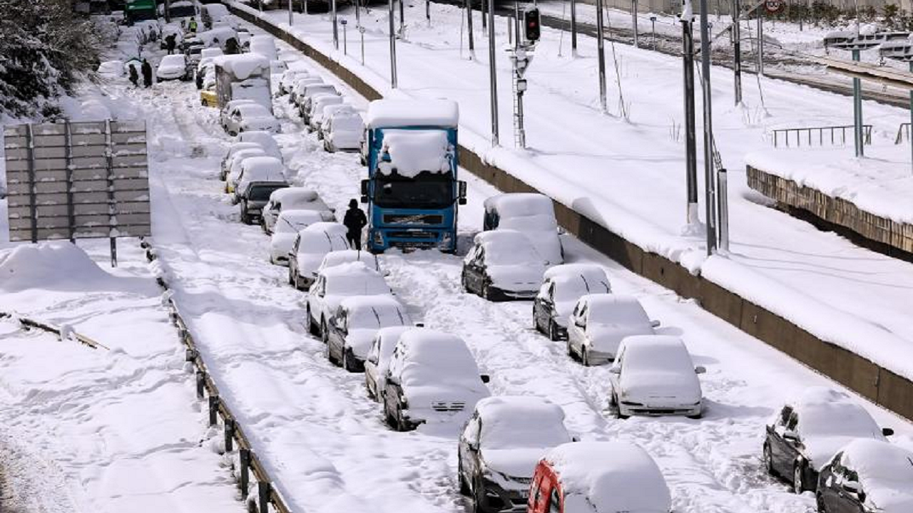 سرمای شدید و برف در شرق اروپا مناطقی را در خاموشی فرو برد + فیلم و تصاویر