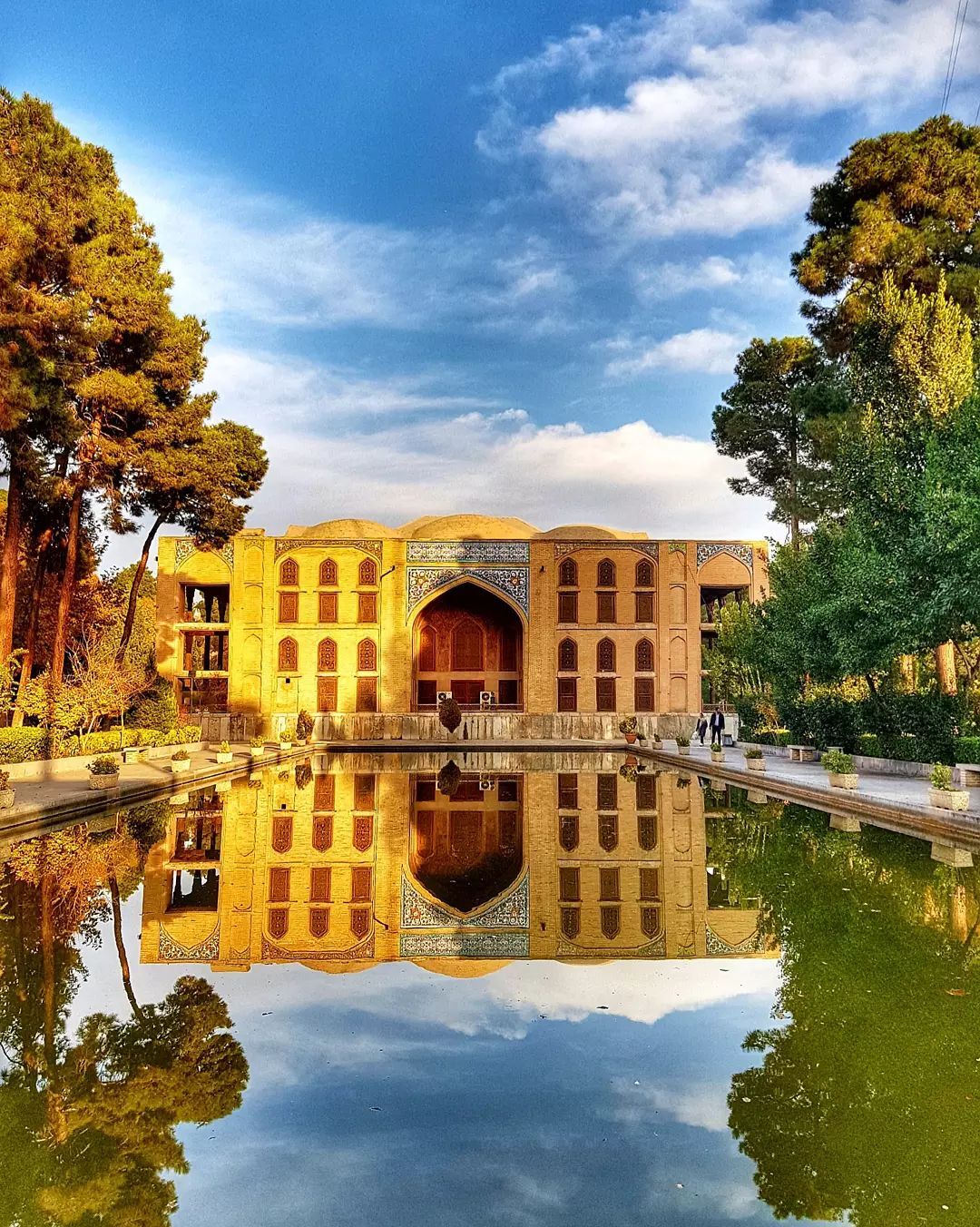تصاویری از کاخ چهل ستون را ورق بزنید