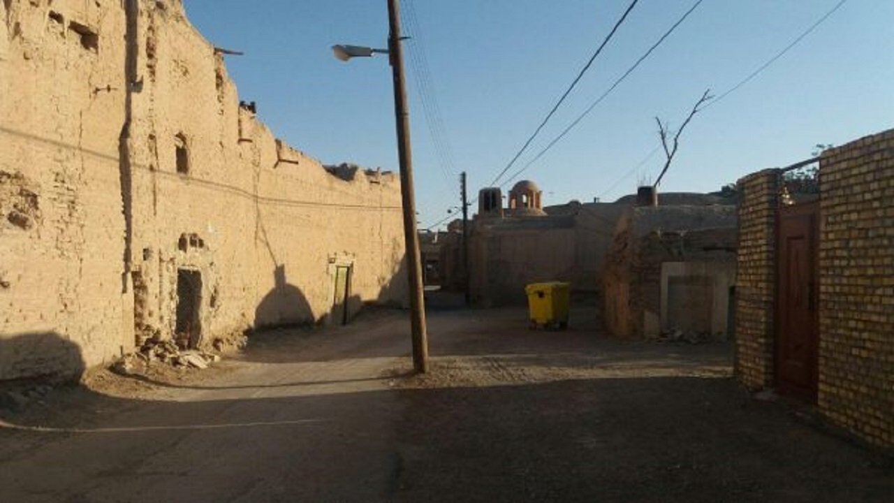 خطر سقوط تیر چراغ برق از