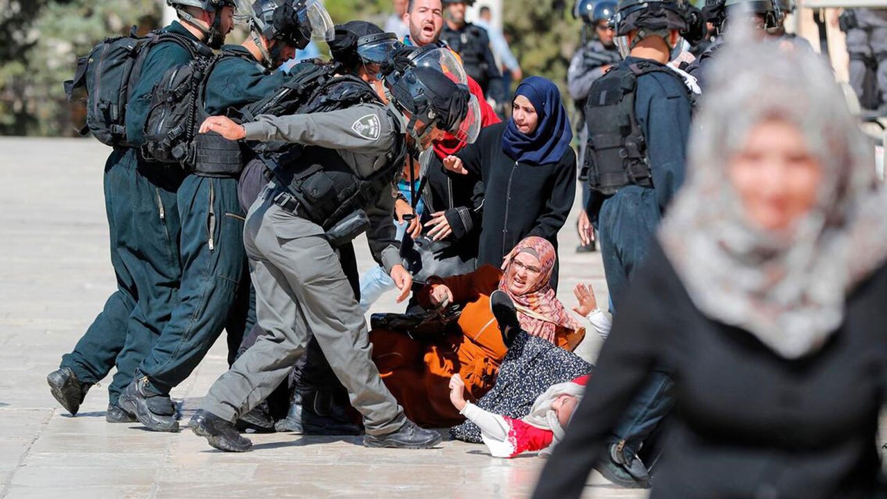 ضرب و شتم خانواده فلسطینی توسط نظامیان اشغالگر + فیلم