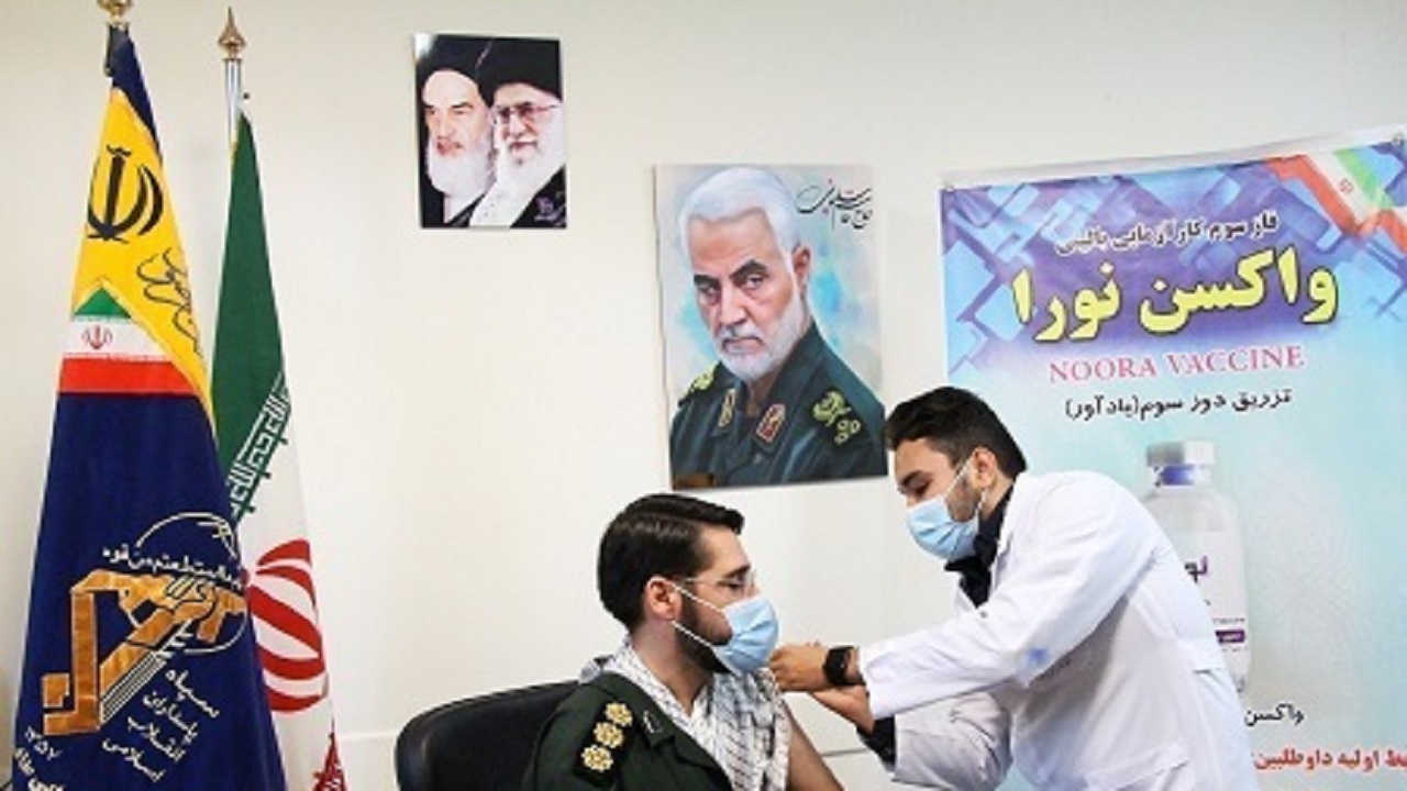 جانشین فرمانده سپاه قم واکسن نورا را به عنوان دز سوم تزریق کرد
