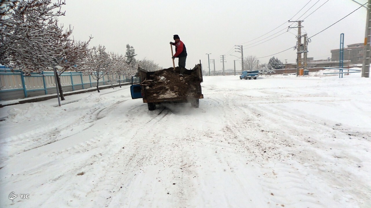 برف روبی و نمک پاشی معابر شهری مهاباد در دستور کار قرار گرفت