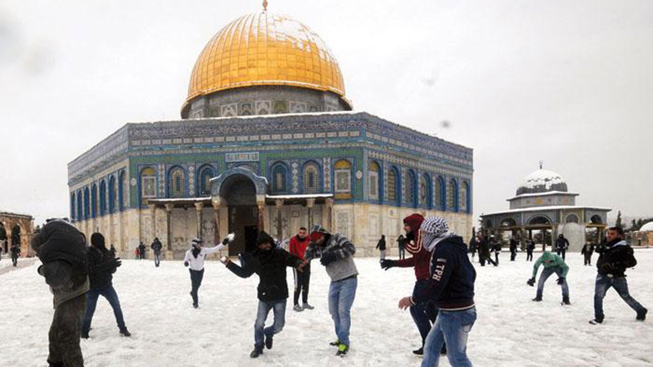 لحظه برف بازی کودکان فلسطینی در مسجد الاقصی + فیلم