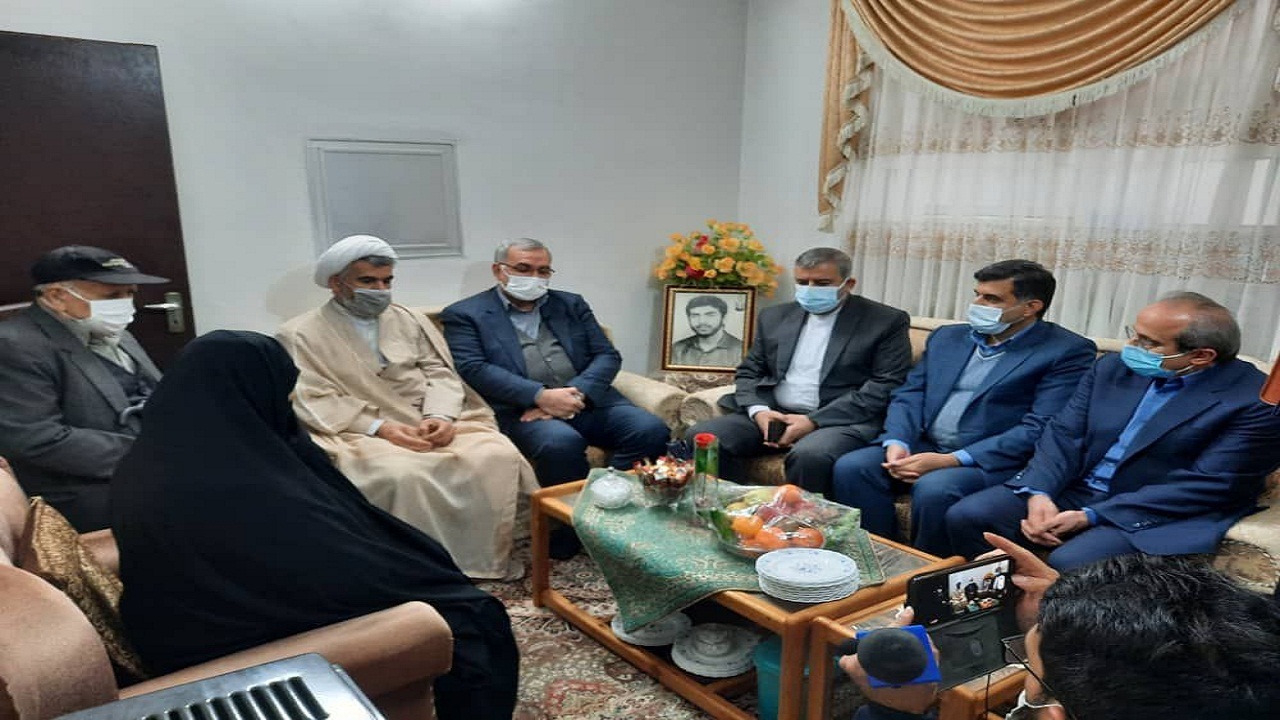 دیدار وزیر بهداشت از ۲ خانواده شهید