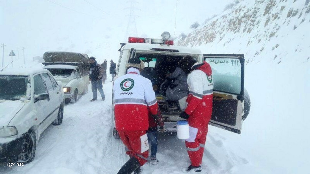 ۵۱ خودرو گرفتار برف و کولاک در محور‌های آذربایجان‌غربی امدادرسانی شدند