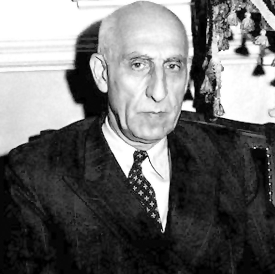 بی&zwnj;ارادگی محمدرضا پهلوی در عزل و نصب درباریان در برابر انگلیس و آمریکا