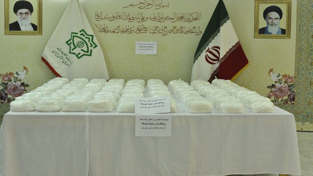 انهدام ۲ باند قاچاق بین المللی مواد مخدر با کشف ۳۱۰ کیلو گرم شیشه و تریاک در خوزستان