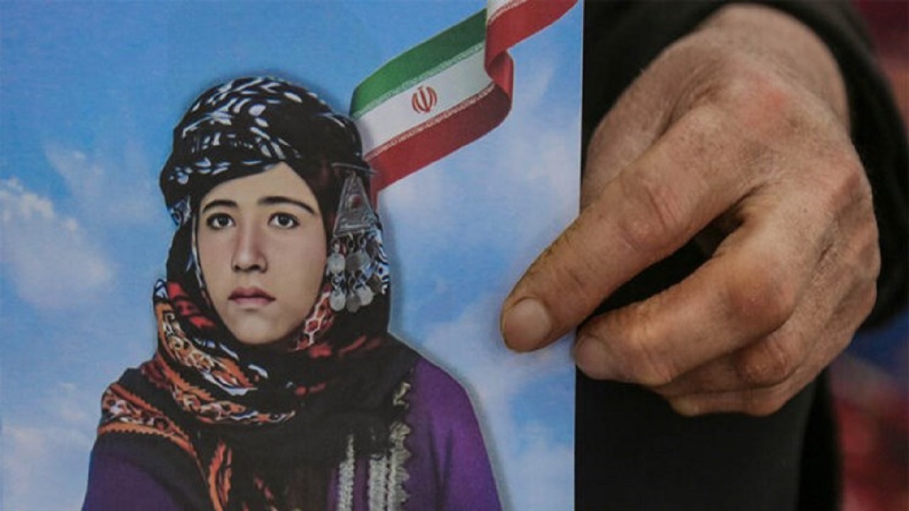 زنی که به تنهایی مقابل منافقین ایستاد + فیلم