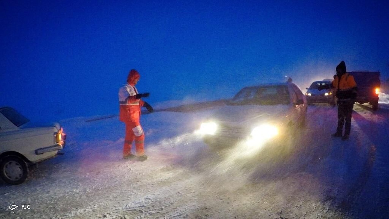 ۹۰ مسافر گرفتار در برف و کولاک آذربایجان غربی امداد رسانی شدند
