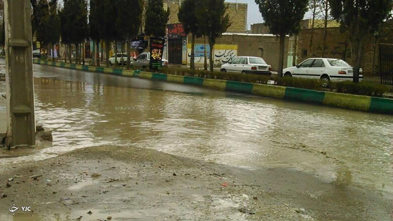 بارش باران زمستانی موجب آبگرفتگی معابر‌ مهاباد شد