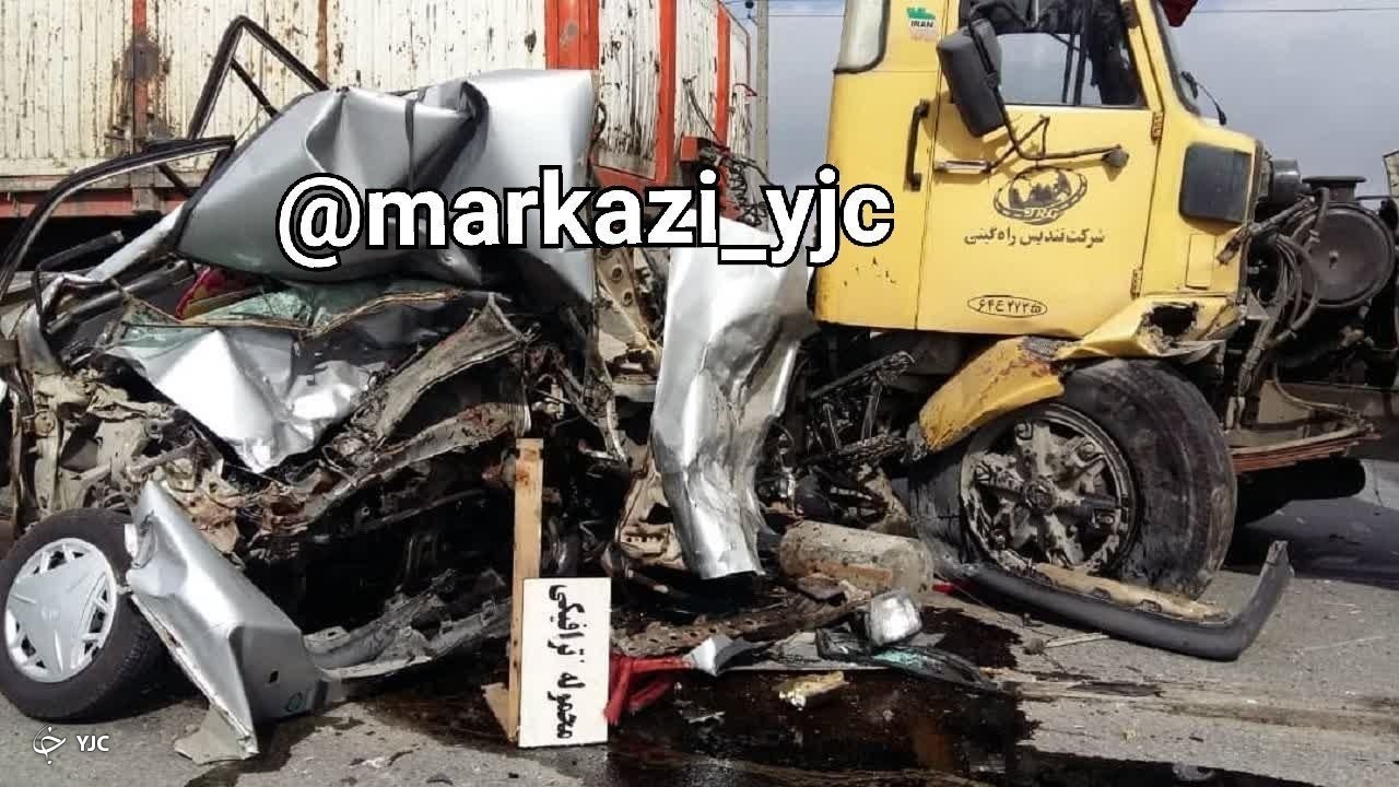 مچاله شدن پراید زیر چرخ‌های کامیون