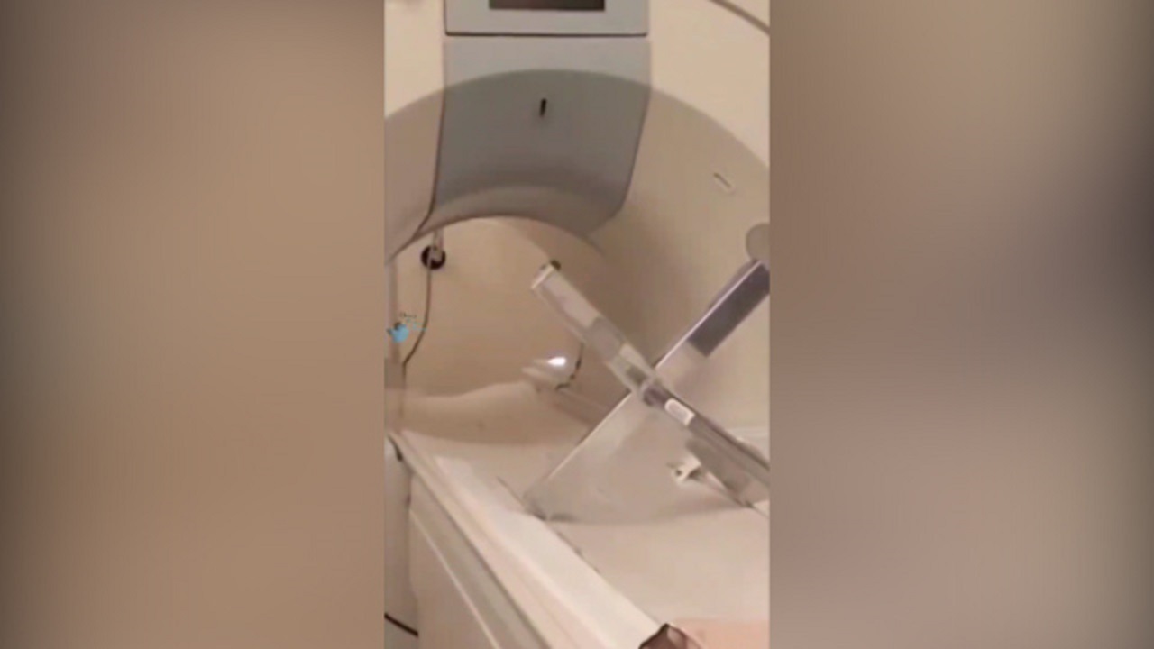 در صورت نزدیک شده اشیا فلزی به دستگاه MRI چه اتفاقی می افتد؟ + فیلم
