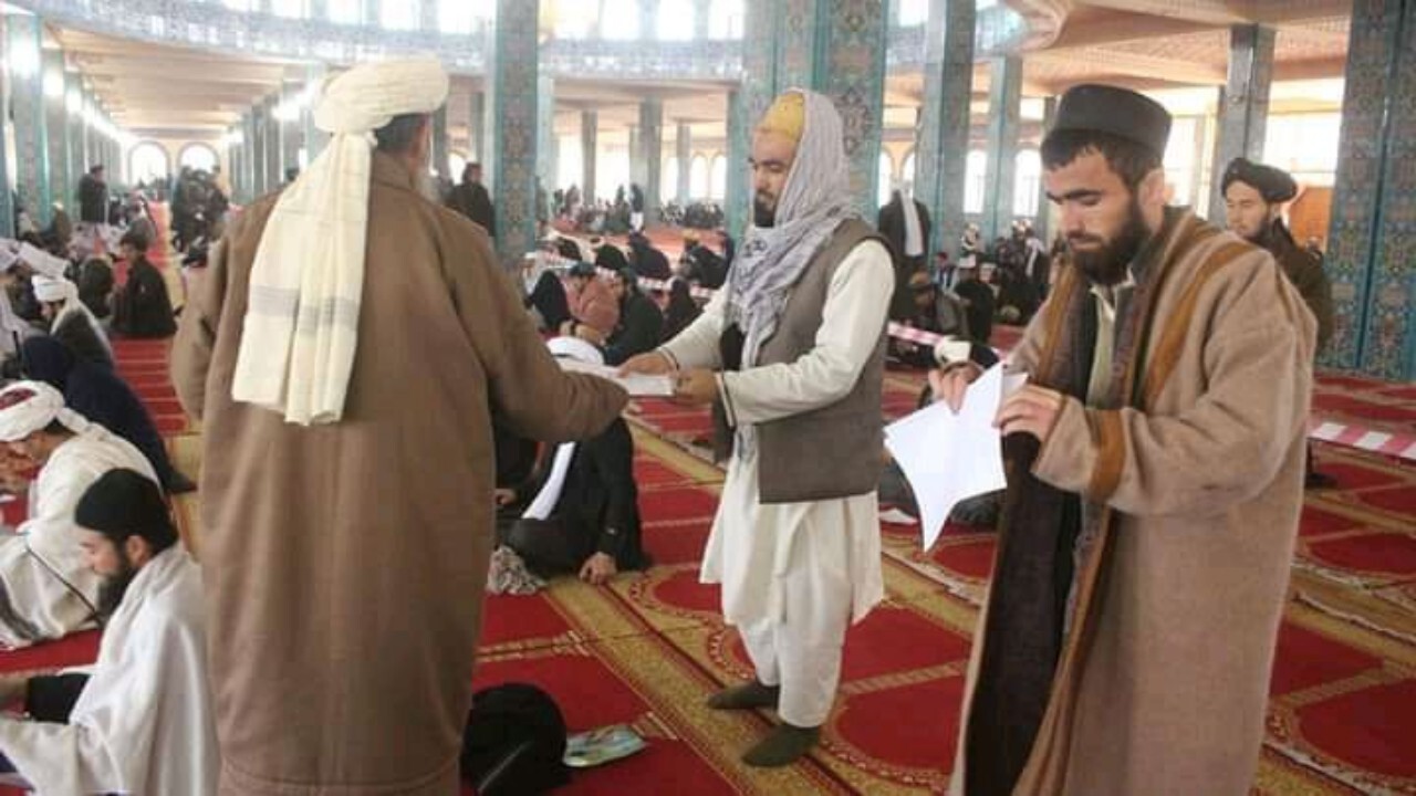 اخذ امتحان از ۱۰۰۰ تن عالم دین برای جذب در ادارات دولتی در بلخ برگزار شد + تصاویر