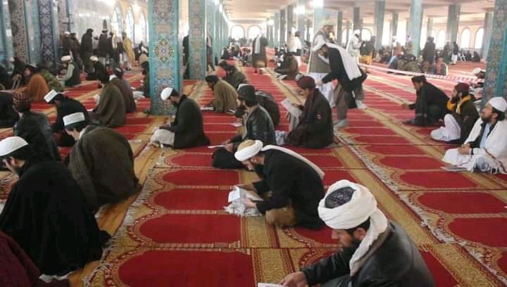 اخذ امتحان از ۱۰۰۰ تن عالم دین برای جذب در ادارات دولتی در بلخ برگزار شد + تصاویر