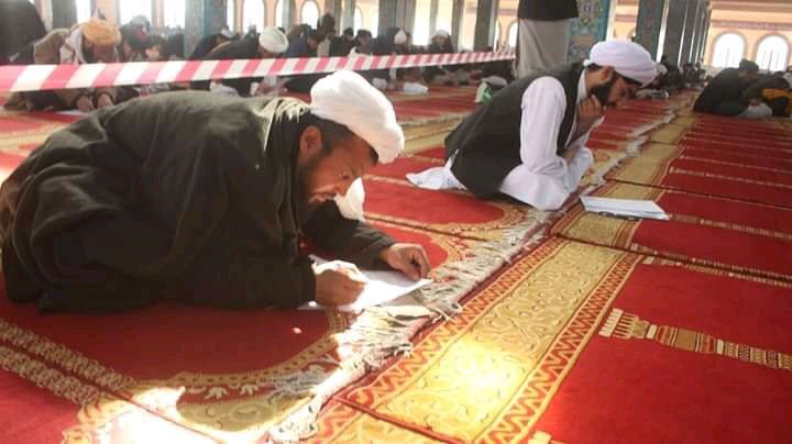 اخذ امتحان از ۱۰۰۰ تن عالم دین برای جذب در ادارات دولتی در بلخ برگزار شد + تصاویر