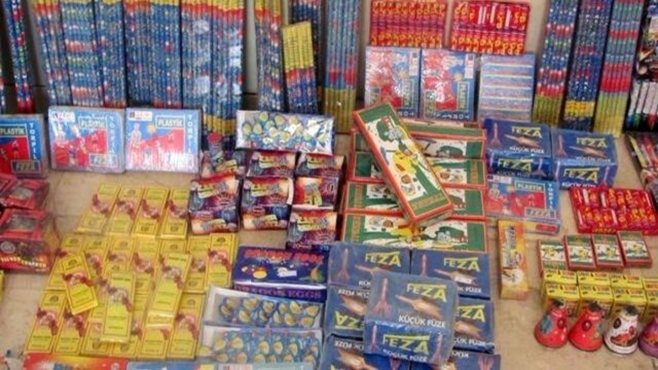 کشف بیش از ۲ هزار عدد مواد محترقه در مراغه