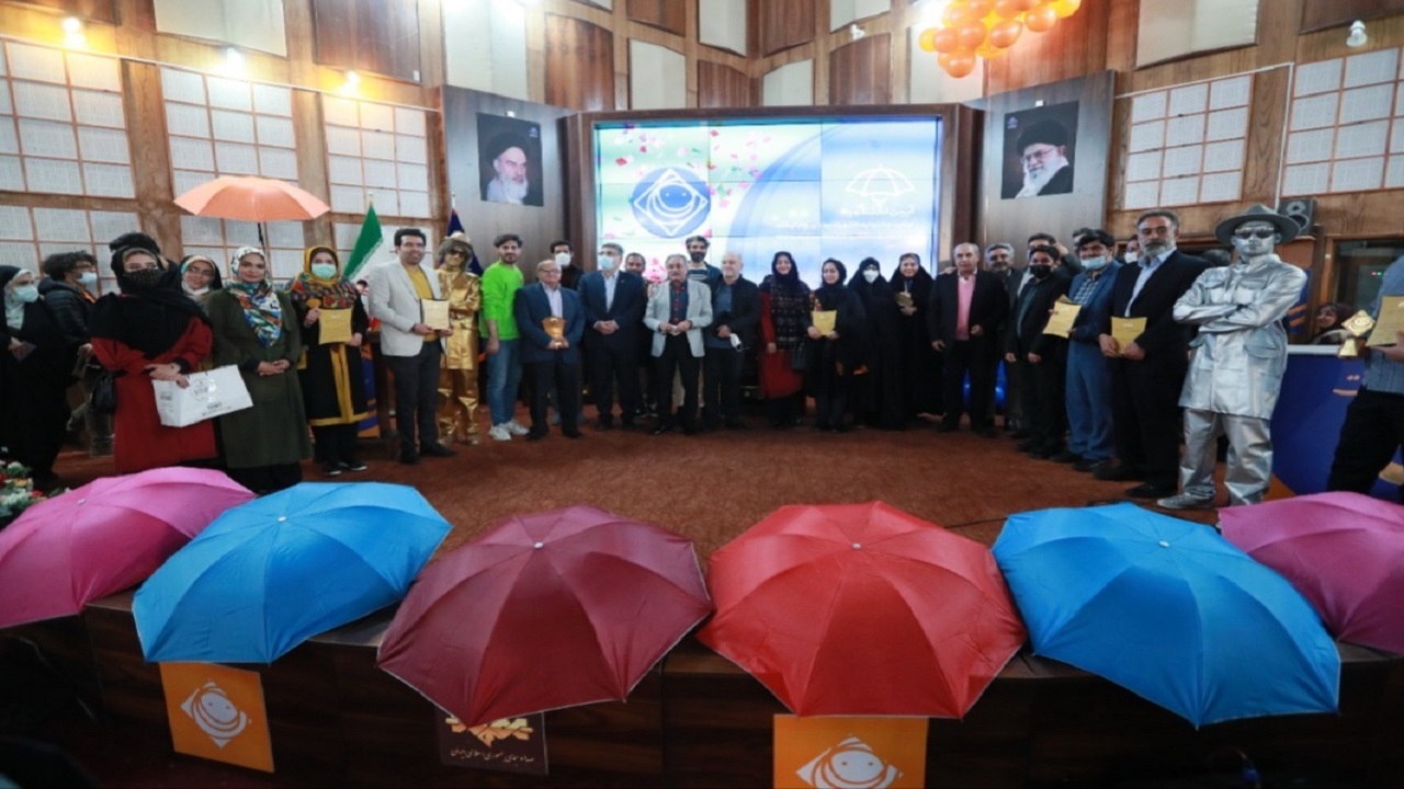 جمع طنازان زیر «چتر لبخند»