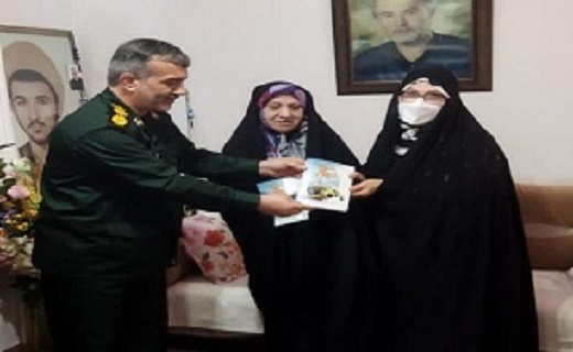 رونمایی از کتاب در منزل روحانی شهید محمدعلی اصغری