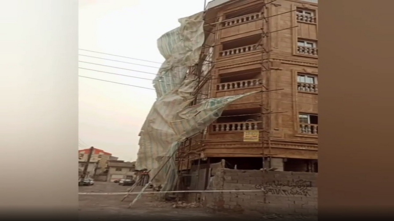 سقوط سقف یک ساختمان ۳ طبقه و چند داربست در رشت