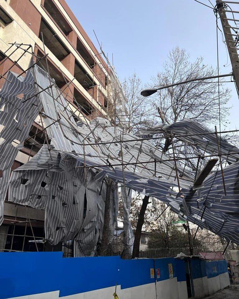 جدا شدن داربست&zwnj;های ساختمان ۶ طبقه بر اثر وزش باد