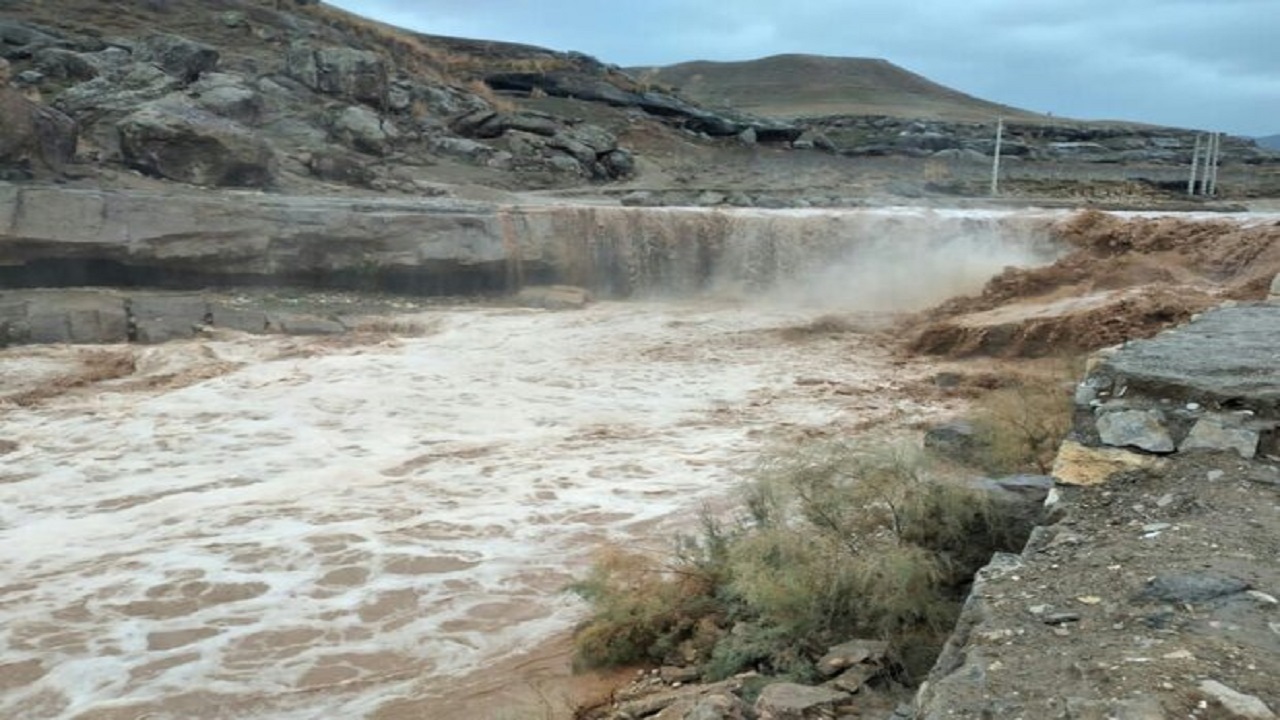 خروشان شدن رودخانه در روستای رستم آباد با بارش رحمت الهی + فیلم