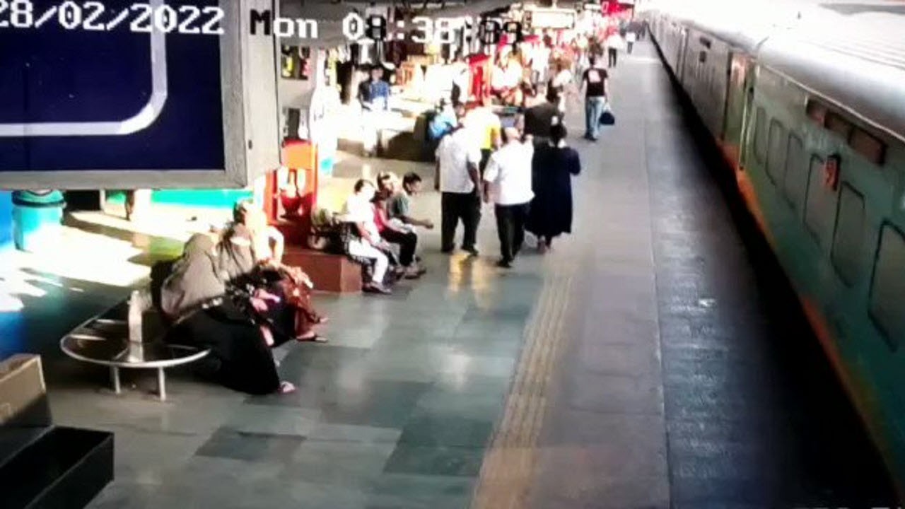 صحنه مرگ و زندگی مسافر در بین سکو و قطار + فیلم