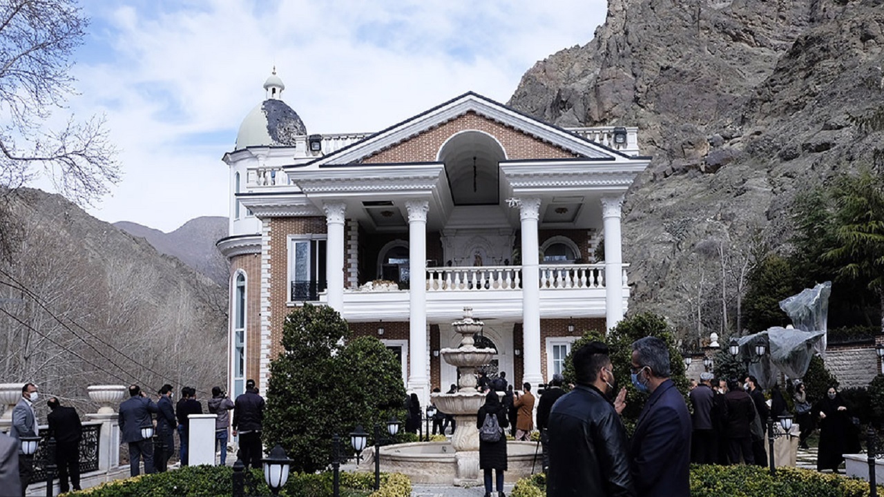 کاخ‌ها یکی یکی ویران می‌شوند
