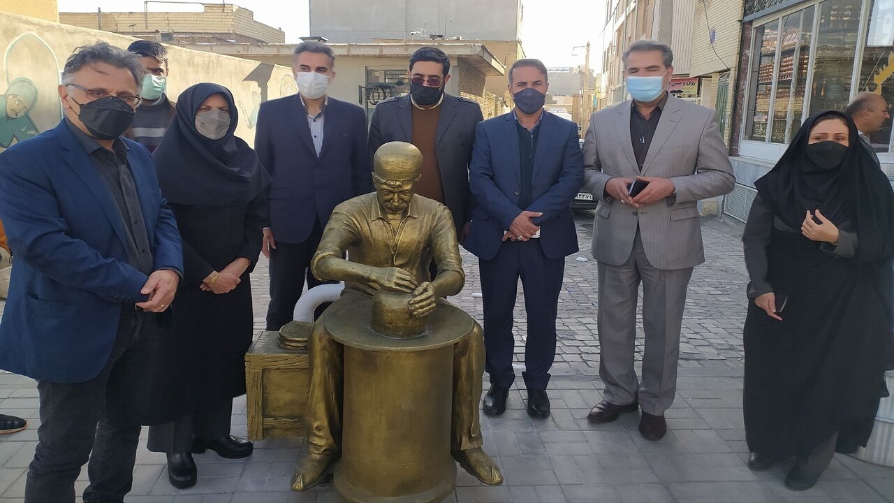 رونمایی از تندیس مرد کلاه‌مال در بام ایران
