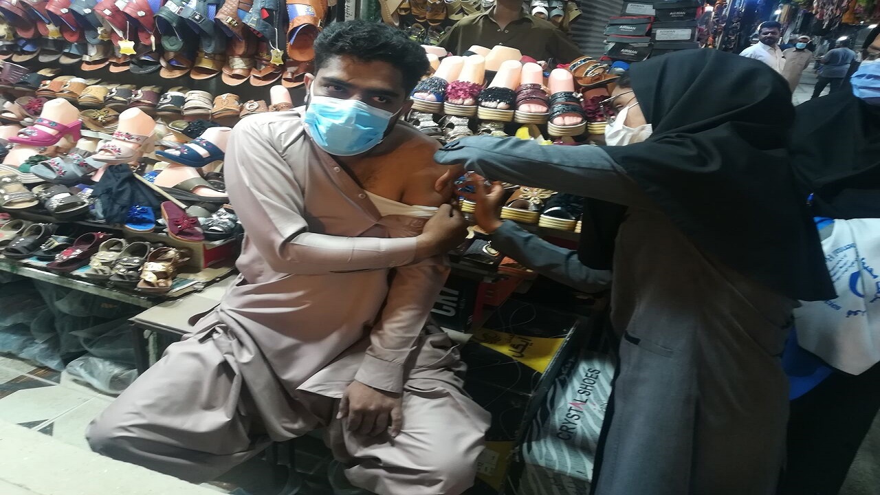 واکسیناسیون اصناف ایرانشهر توسط ۵ تیم سیار در حال انجام است