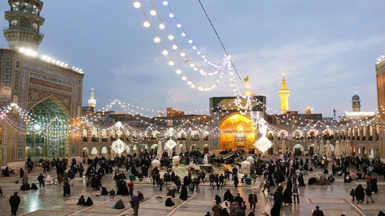 زائرانی که امام رضا (ع) را واسطه اجابت قرار داده‌اند