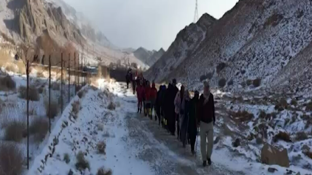 کوهپیمایی خانوادگی  در ارتفاعات شهمیرزاد