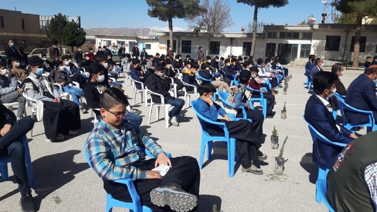 مشق الفبای دانش آموزان ابتدایی در دانشگاه آزاد اسلامی اردل
