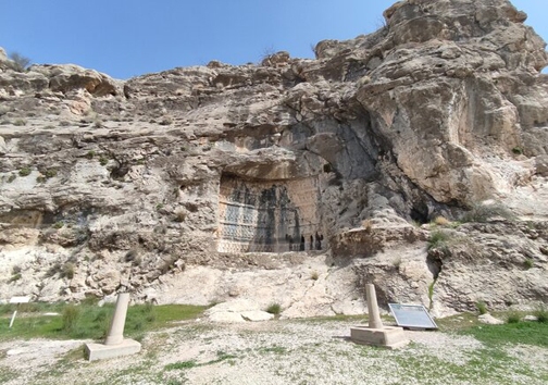نقش برجسته تنگ چوگان آب می رود