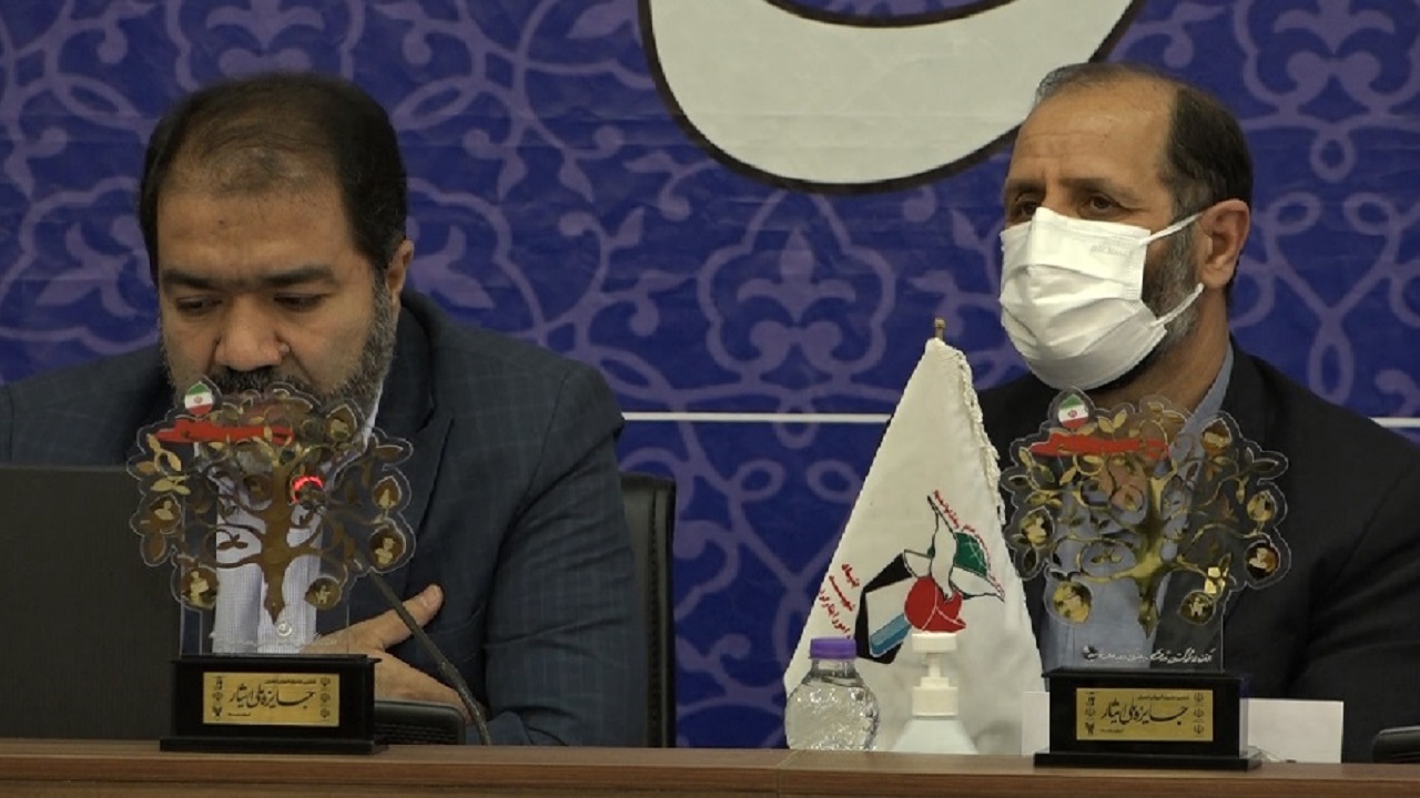 خانواده شهدا در نشان دادن راه به دیگران و جهاد تبیین نقش آفرینی کنند