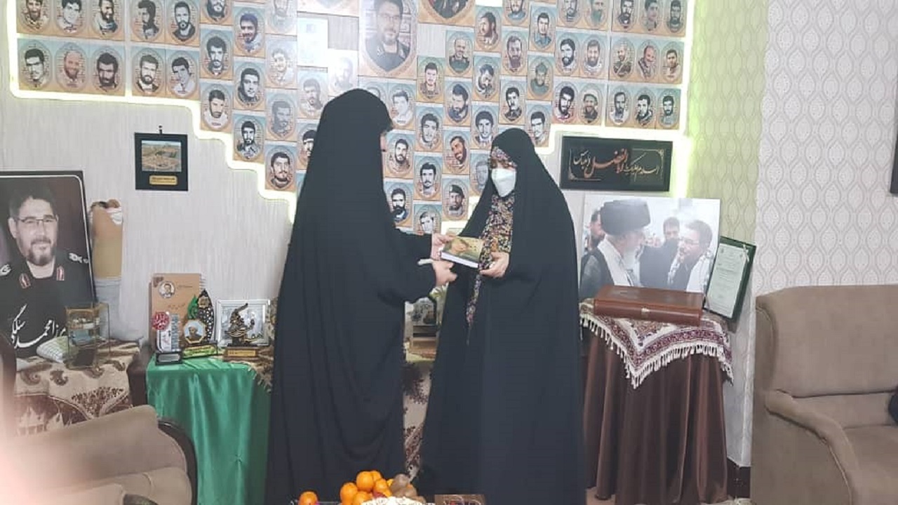 از پروین سلگی، راوی کتاب «عشق هرگز نمی‌میرد» قدردانی شد