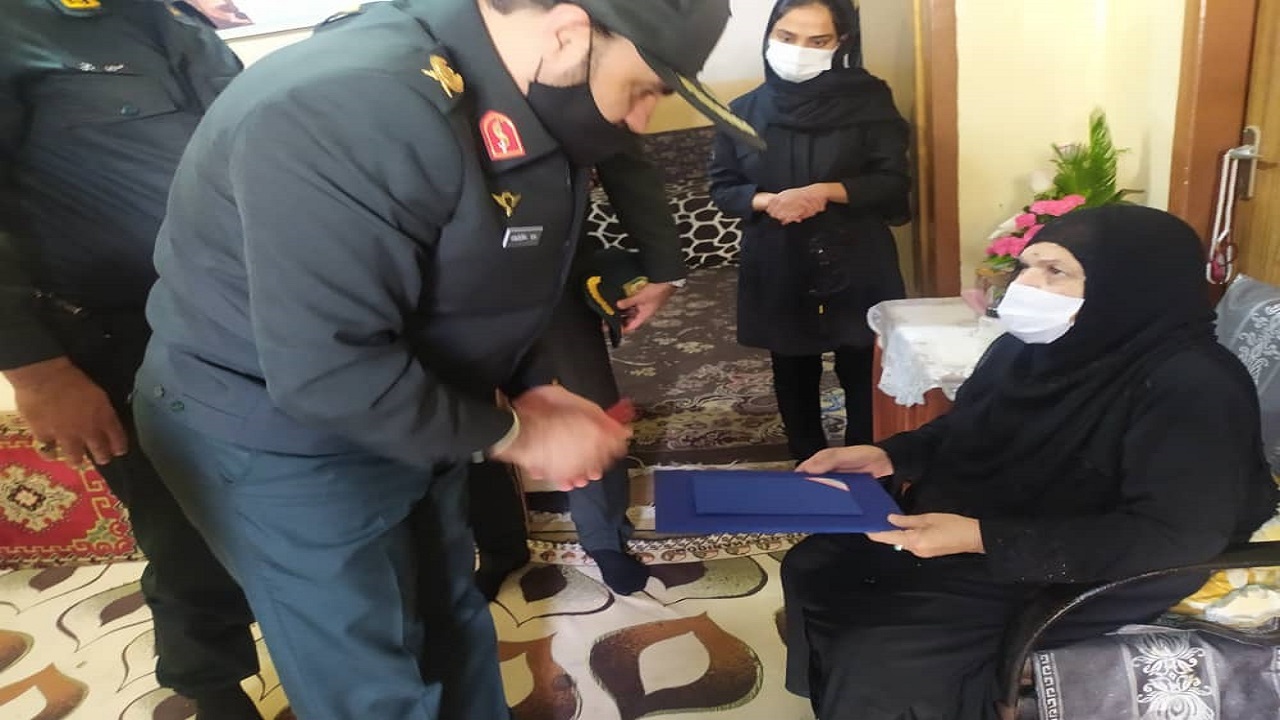 دیدار مشاور عالی فرماندهی کل انتظامی کشور با خانواده ۲ شهید