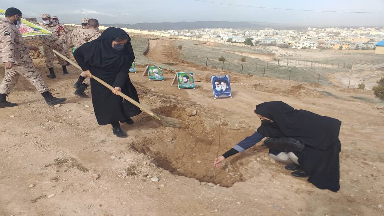 ۸۵۰ نهال به یاد شهدای سرافراز نهاوند کاشته شد