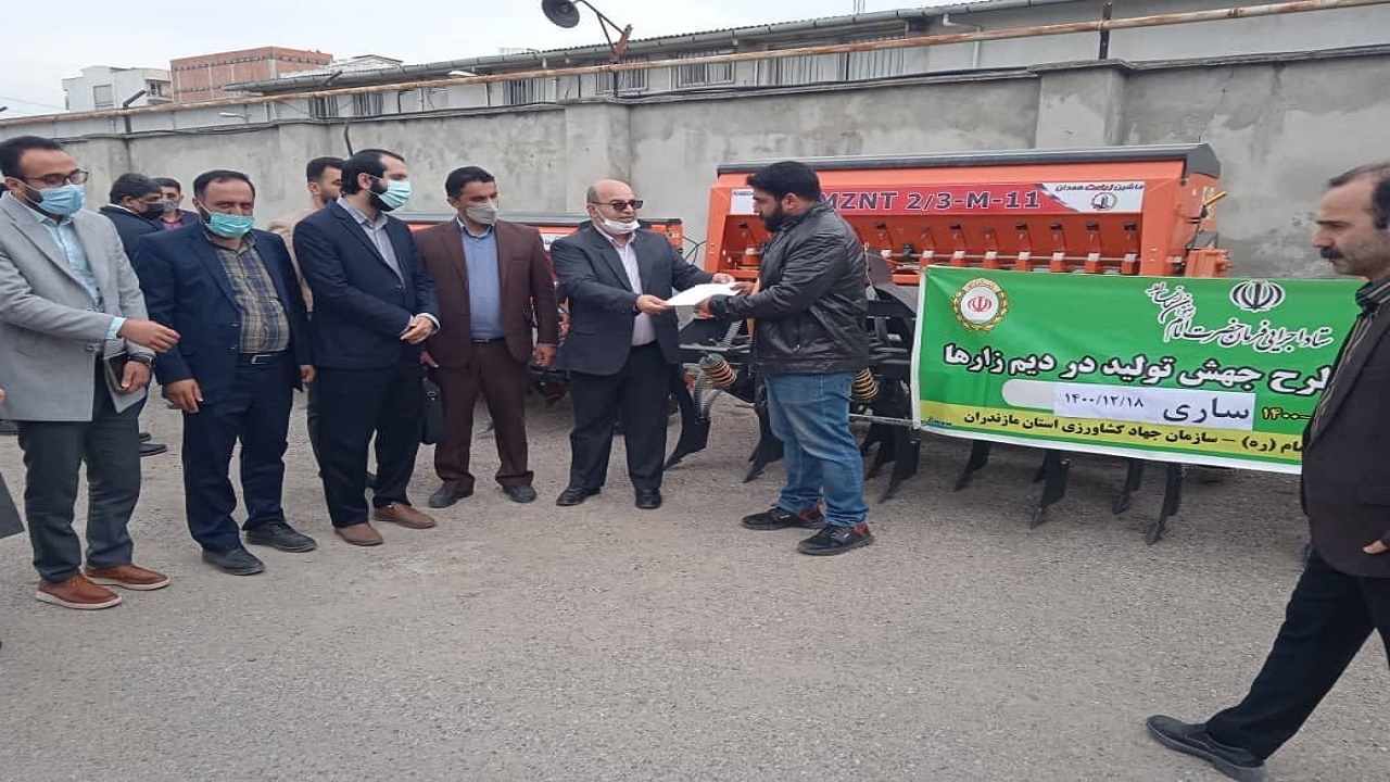 تحویل ۸ دستگاه ادوات کشاورزی به متقاضیان طرح جهش تولید در دیمزار‌ها