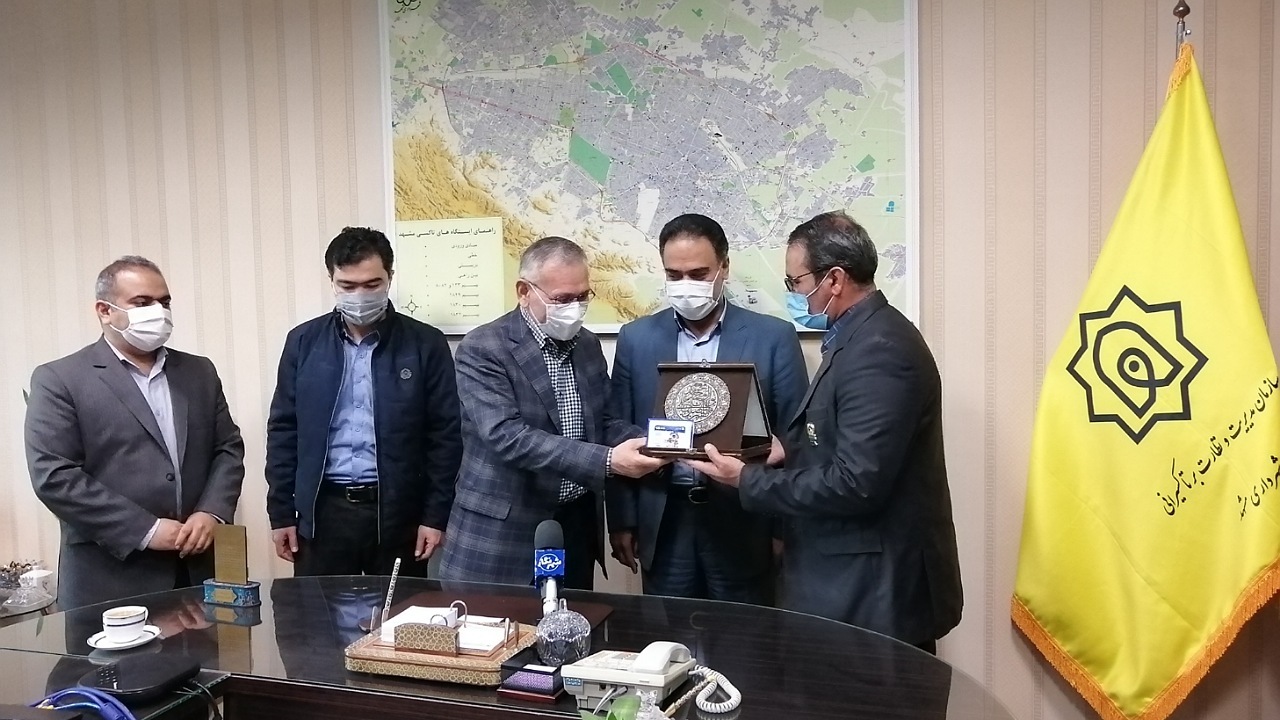 تجلیل از راننده تاکسی امانتدار مشهدی